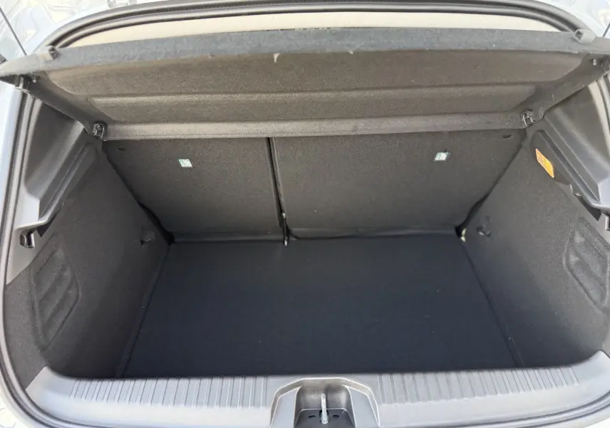 Coffre ouvert vu de dessus d'une Renault Clio gris Rafale Métal, montrant un espace de chargement propre et vide.