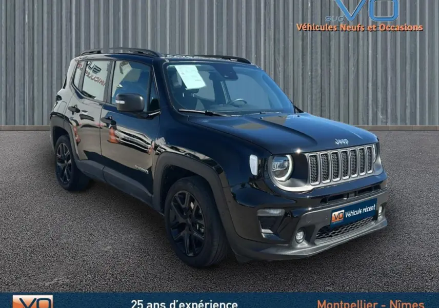 Jeep Renegade noir en 3/4 avant droit, avec barres de toit et jantes alliage 18 pouces visibles, stationné sur sol bitumé.