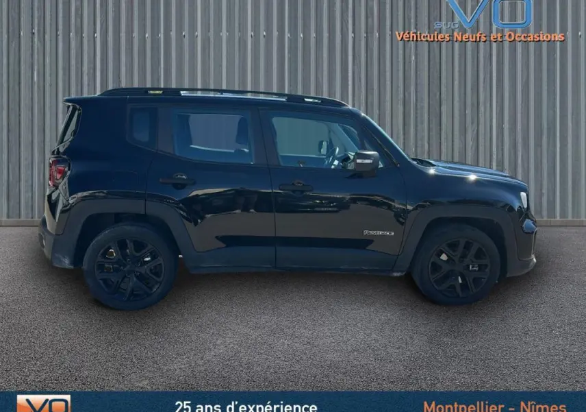 Profil côté gauche d'un Jeep Renegade noir 2024 avec jantes alliage 18 pouces et barres de toit visibles.