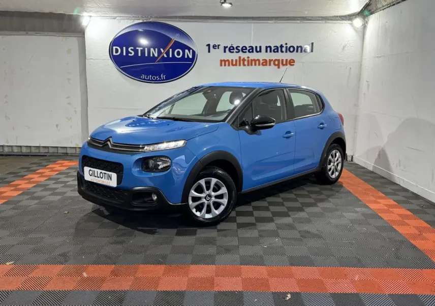 Citroën C3 bleu vue 3/4 avant droit, avec phares LED et protections noires autour des roues.
