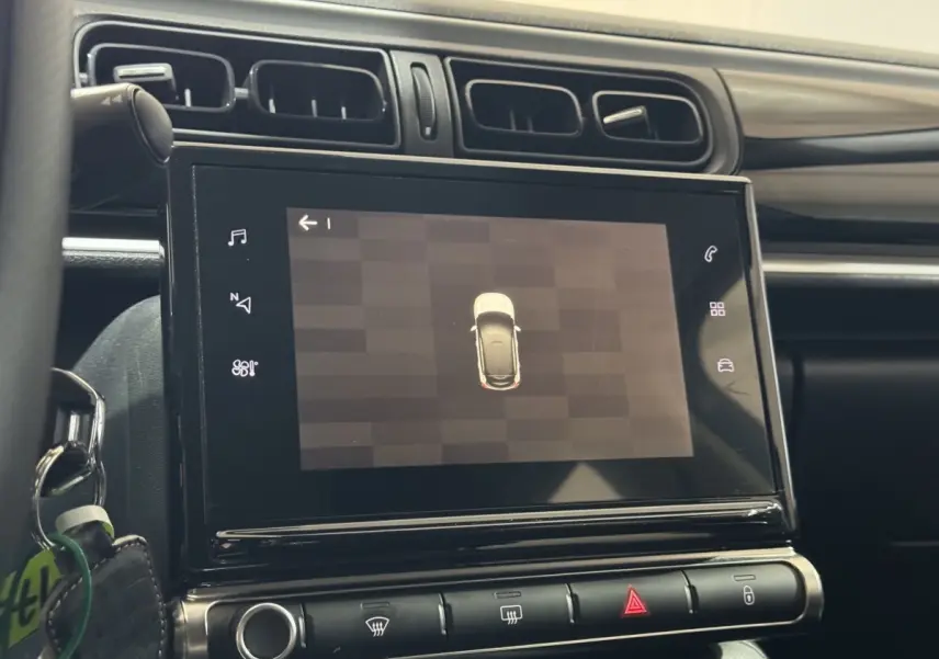 Vue rapprochée de l’écran tactile central noir du tableau de bord de la Citroën C3 2018, intérieur sombre.