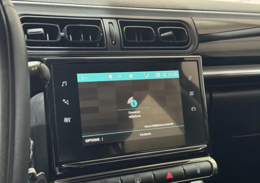 Vue rapprochée de l'écran tactile central et des commandes de climatisation dans l'habitacle d'une Citroën C3 2018.