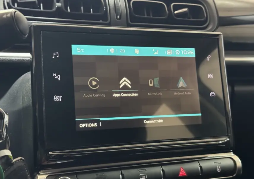 Écran tactile central de la Citroën C3 bleu, vue rapprochée du tableau de bord avec interface Apple CarPlay et Android Auto.