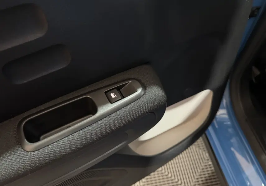 Détail de la porte avant gauche d'une Citroën C3 bleu 2018, avec bouton de verrouillage centralisé visible.
