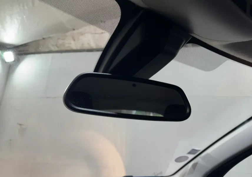 Rétroviseur intérieur noir de la Citroën C3 PureTech 82 S&S BVM Feel Business, vue depuis l'habitacle avant droit.