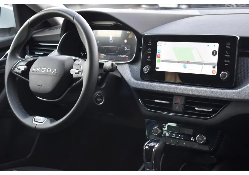 Vue intérieure du tableau de bord et volant noir de la Skoda Scala 2025 avec écran tactile central et commandes digitales.