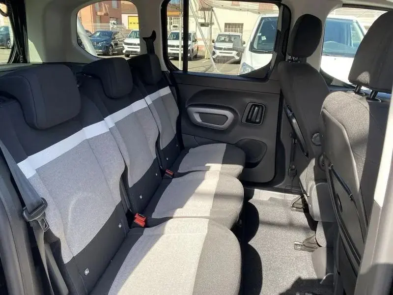 Vue intérieure côté conducteur du Citroën Berlingo gris Artense 2025, montrant sièges tissu bicolore et tableau de bord moderne.
