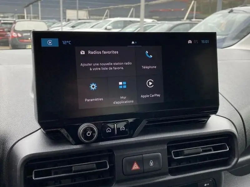 Vue intérieure côté droit des sièges arrière gris clair et foncé du Citroën Berlingo Taille M 2025, avec ceinture de sécurité visible.