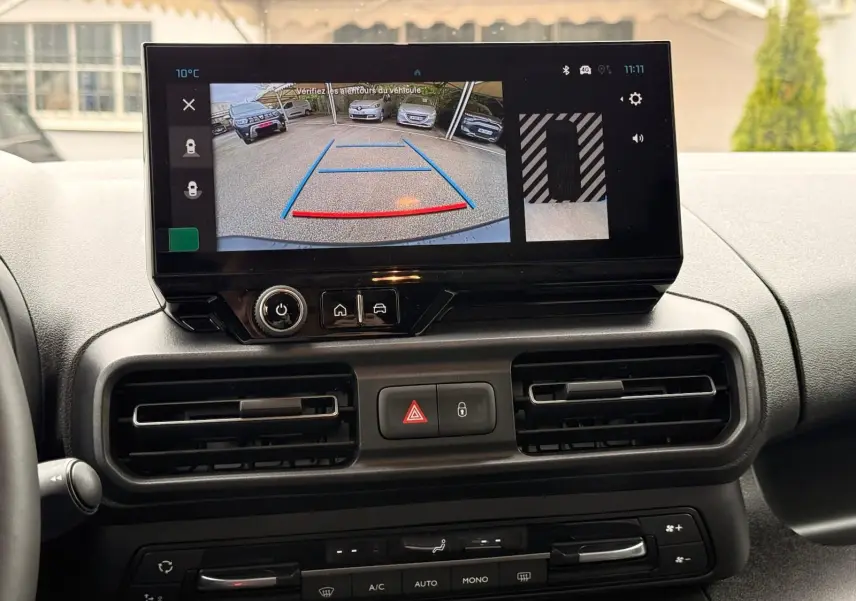 Vue du tableau de bord du Citroën Berlingo gris Artense 2025 avec écran tactile affichant la caméra de recul.