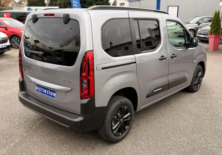 Vue 3/4 arrière droite du Citroën Berlingo gris Artense avec vitres teintées et jantes noires.