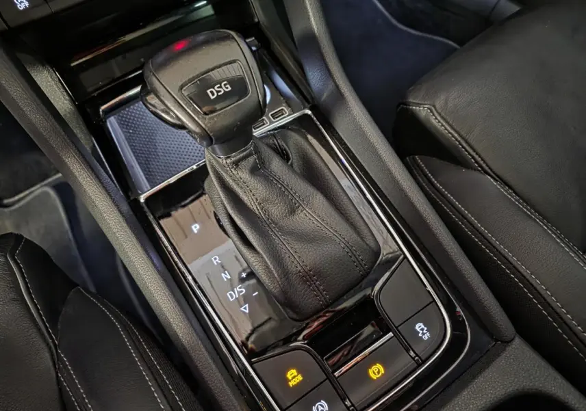 Gros plan sur le levier de vitesses DSG en cuir noir de la console centrale du Skoda Karoq Style rouge 2018.