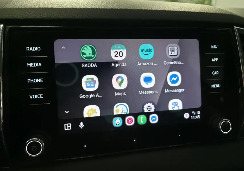 Écran tactile central du Skoda Karoq 2018 affichant les applications multimédia et navigation.