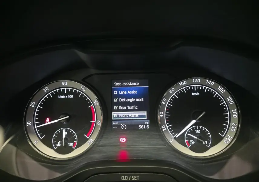 Tableau de bord du Skoda Karoq rouge 2018 montrant les compteurs et l'écran d'assistance activée