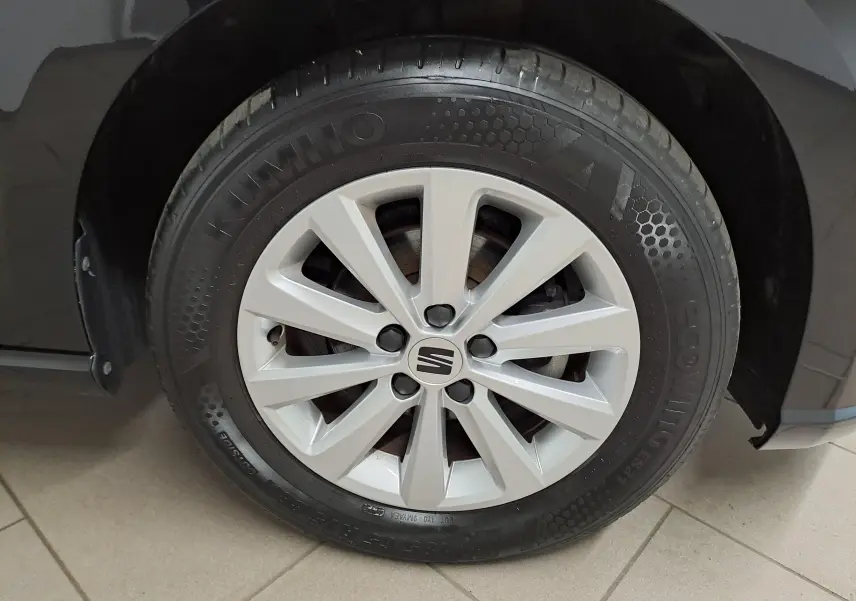 Gros plan sur la roue avant droite d'une SEAT Ibiza 2024 noir minuit avec jante argentée et pneu Kumho.