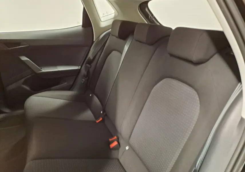 Vue intérieure côté droit des sièges arrière en tissu gris foncé de la SEAT IBIZA 2024, version 1.0 TSI STYLE.