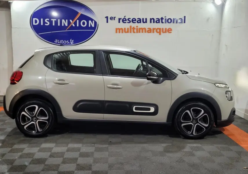 Vue de profil côté gauche d'une Citroën C3 beige 2022 avec protections latérales noires et jantes alliage.