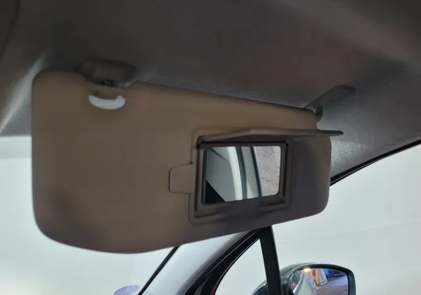 Détail du pare-soleil avec miroir intégré côté conducteur dans l’habitacle d’une Citroën C3 beige 2022.