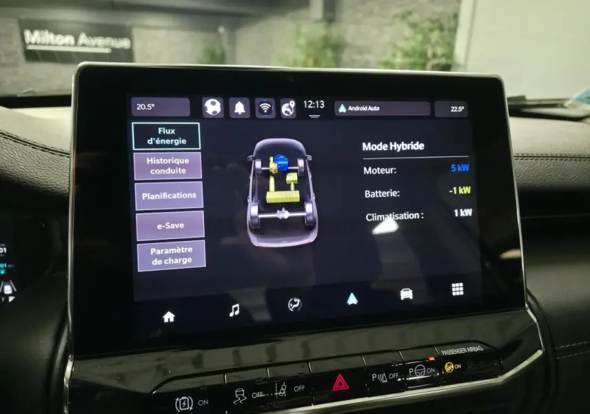 Écran tactile central affichant le mode hybride du Jeep Compass 2024, vue intérieure du tableau de bord.