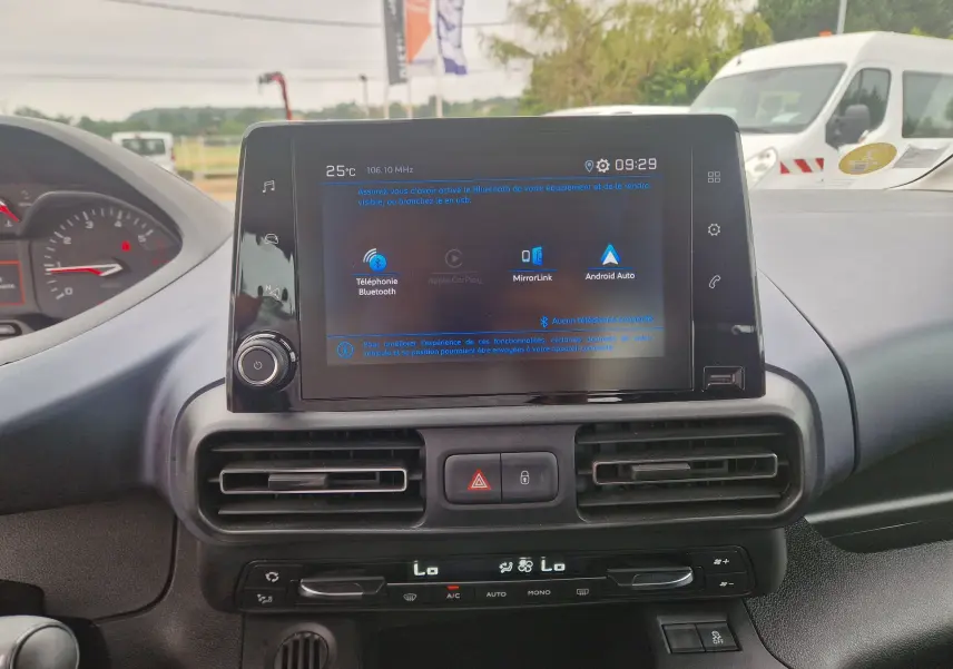 Vue intérieure du tableau de bord du Peugeot Rifter gris platinium, avec écran tactile central affichant les options Bluetooth et Android Auto.