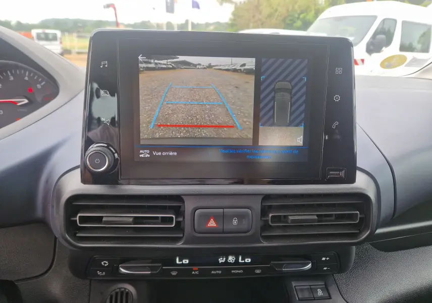 Vue intérieure du tableau de bord du Peugeot Rifter gris platinium 2019, avec écran tactile affichant la caméra de recul.