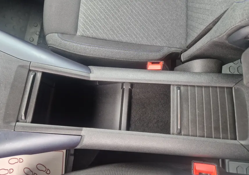 Prise 12V avec couvercle ouvert sur le plafond intérieur du Peugeot Rifter gris platinium, version 2019.