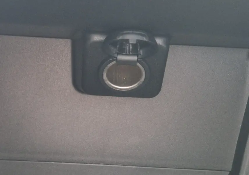 Vue plongeante sur la console centrale noire et les sièges gris platinium du Peugeot Rifter 2019, version Allure+Pack City.
