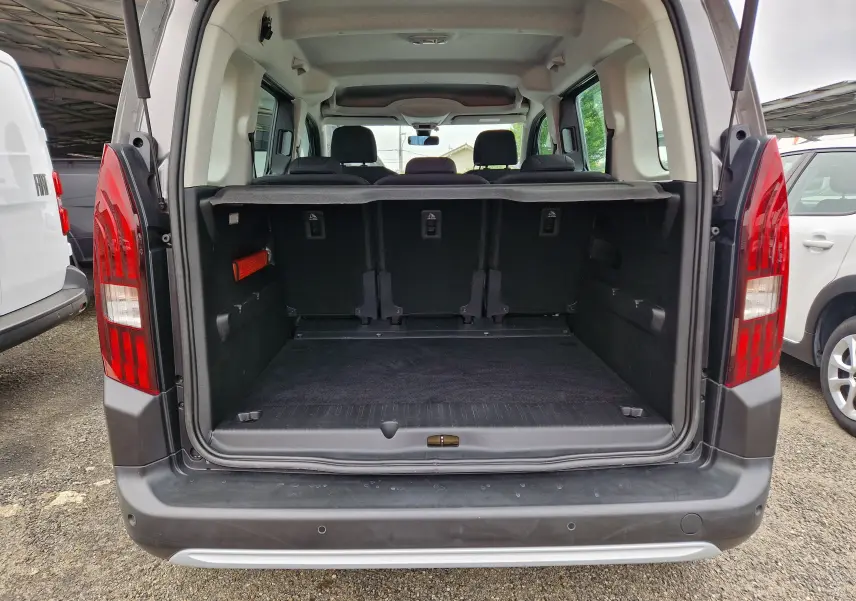 Peugeot Rifter gris platinium vue de profil côté gauche, avec portes coulissantes et jantes alliage 16 pouces.