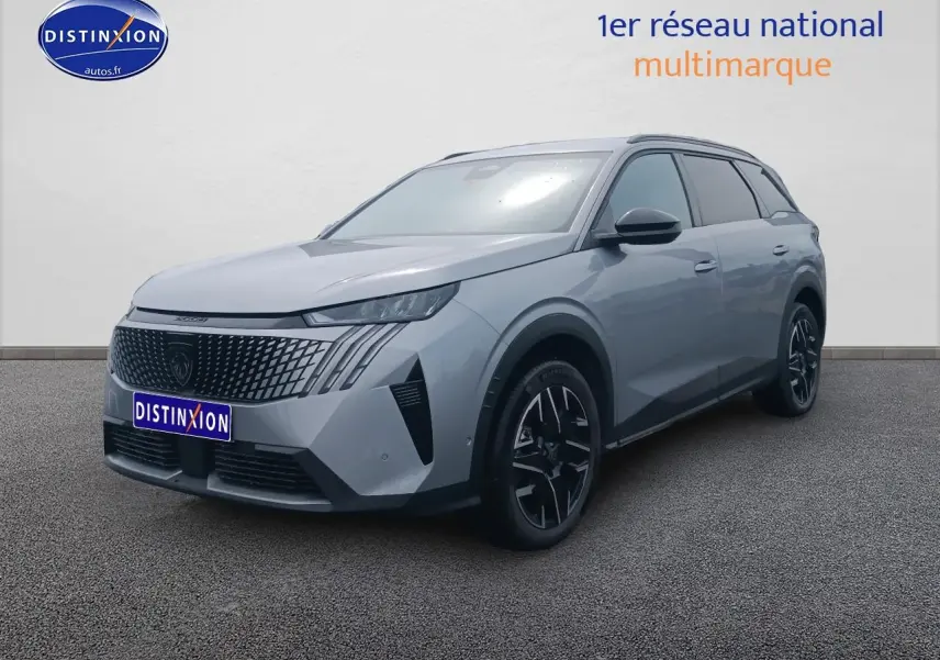 Peugeot 5008 Hybrid 145 allure e-dcs6 gris artense, vue 3/4 avant avec calandre distinctive et jantes alu noires.
