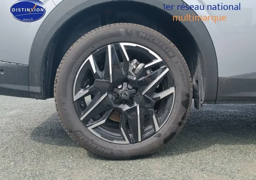 Gros plan sur la roue arrière droite avec jante alu noire et argent du Peugeot 5008 gris artense.