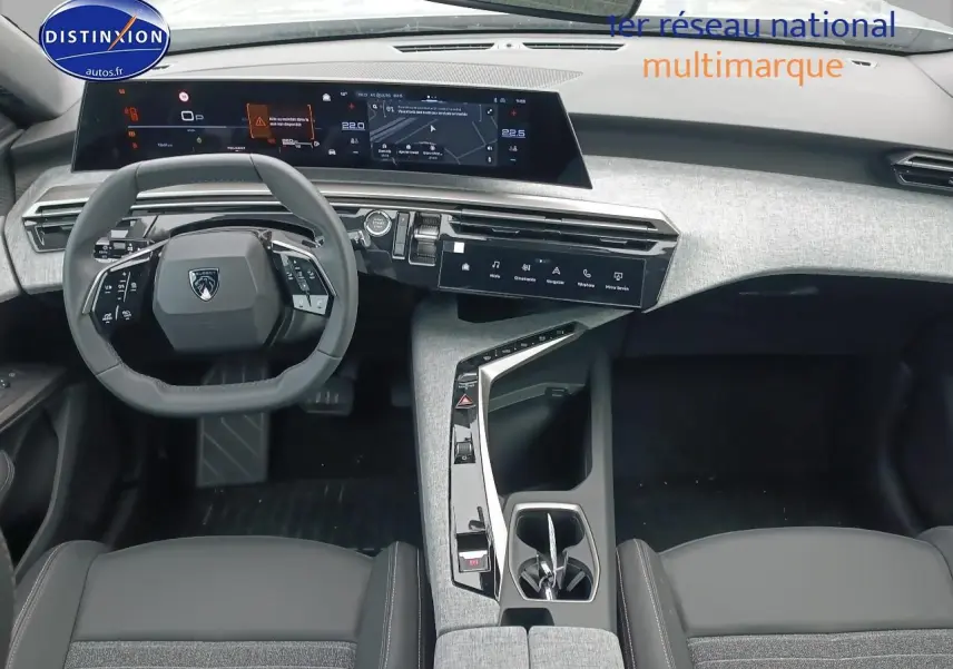 Vue intérieure avant du Peugeot 5008 Hybrid 145 allure e-dcs6 2025, tableau de bord moderne avec écran tactile panoramique.