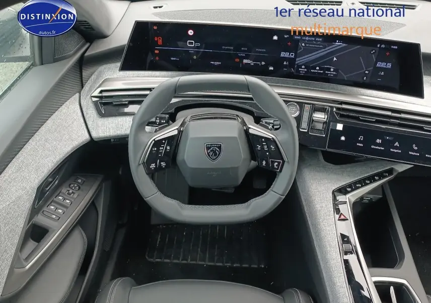 Vue intérieure du tableau de bord et volant cuir multifonction du Peugeot 5008 Hybrid 145 allure 2025 en gris artense.