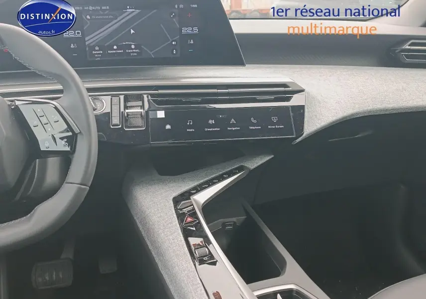 Vue intérieure du tableau de bord et console centrale du Peugeot 5008 Hybrid 145 allure e-dcs6 avec finitions tissu gris et écran tactile large.