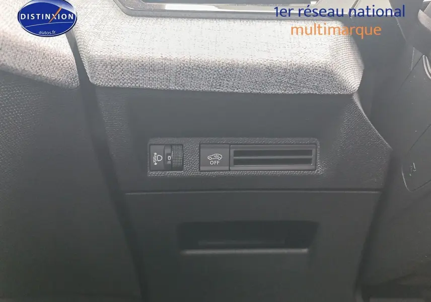 Détail intérieur côté gauche du tableau de bord gris avec commandes d’éclairage et ventilation du Peugeot 5008 Hybrid 145 allure 2025.
