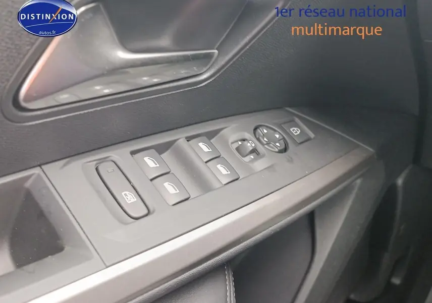 Vue rapprochée des commandes des vitres et rétroviseurs sur la porte côté conducteur d’un Peugeot 5008 gris Artense.