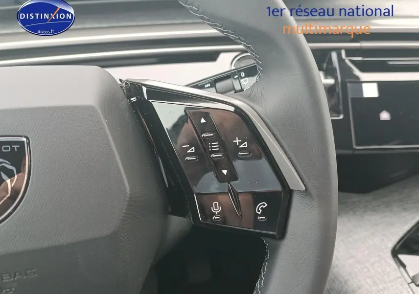 Gros plan sur les commandes vocales et audio au volant cuir noir du Peugeot 5008 Hybrid 145 allure e-dcs6 2025.