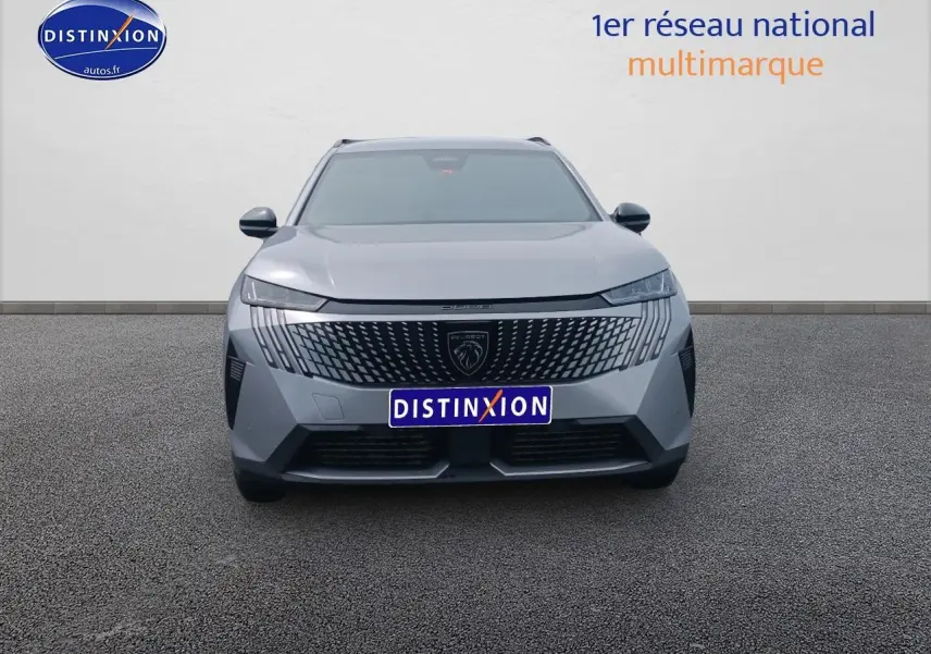 Vue frontale d'un Peugeot 5008 Hybrid 145 allure e-dcs6 gris artense avec calandre distinctive et phares LED fins.