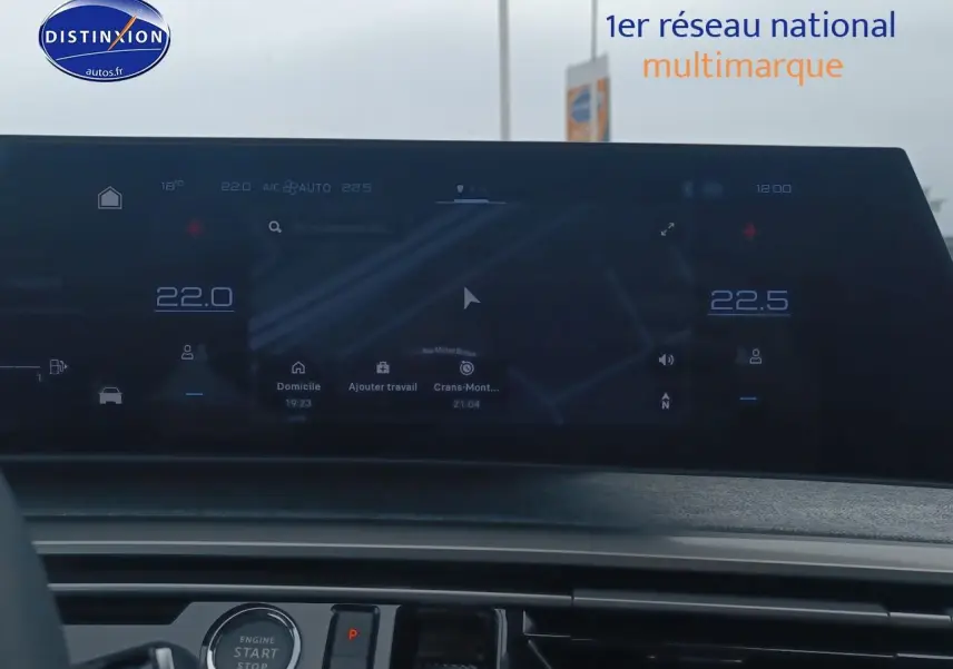 Vue rapprochée de l’écran tactile central et du bouton start/stop du Peugeot 5008 Hybrid 145 allure gris artense.