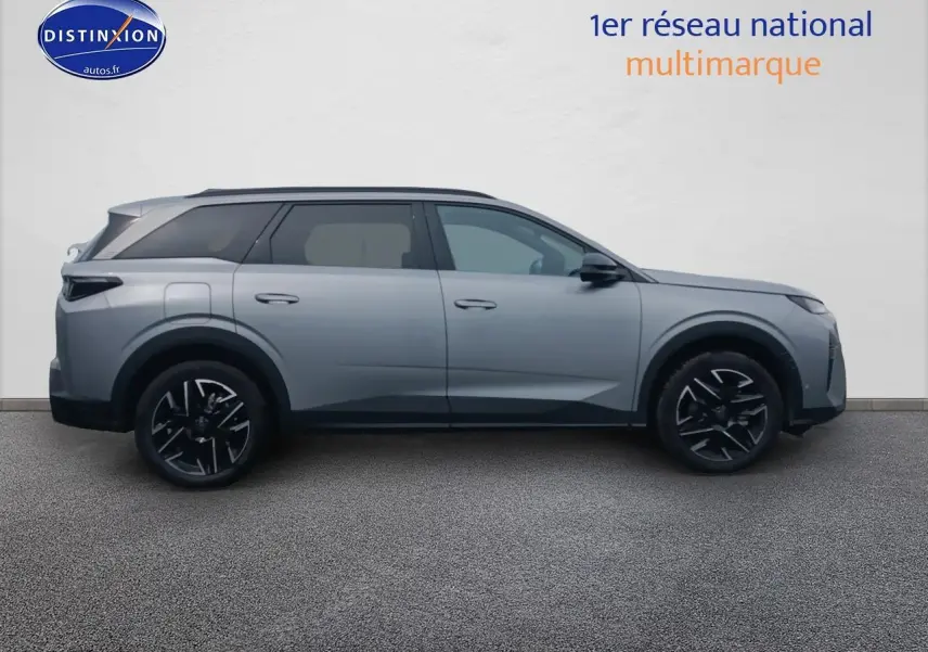Profil droit du Peugeot 5008 Hybrid 145 allure e-dcs6 gris artense avec jantes alliage noires.
