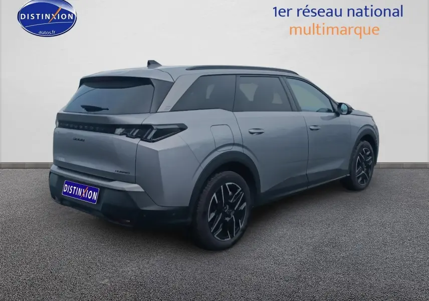 Peugeot 5008 Hybrid gris artense vue 3/4 arrière droit avec jantes alu et vitres surteintées.
