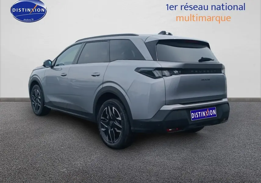 Peugeot 5008 Hybrid 145 allure gris artense en 3/4 arrière droit, avec vitres surteintées et jantes alu noires.