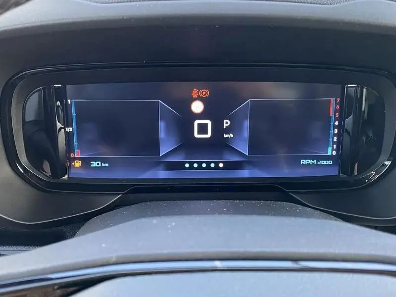 Vue 3/4 arrière droit du Citroën Berlingo gris Artense avec vitres teintées et jantes noires brillantes.