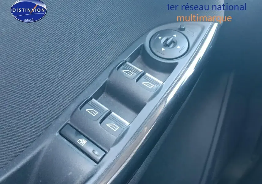 Gros plan sur les commandes de lève-vitres côté conducteur d'une Ford Focus gris clair 2017 titanium