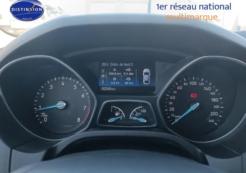 Tableau de bord de Ford Focus 1.0 Ecoboost 2017 avec écran multifonction et compteurs analogiques noirs.