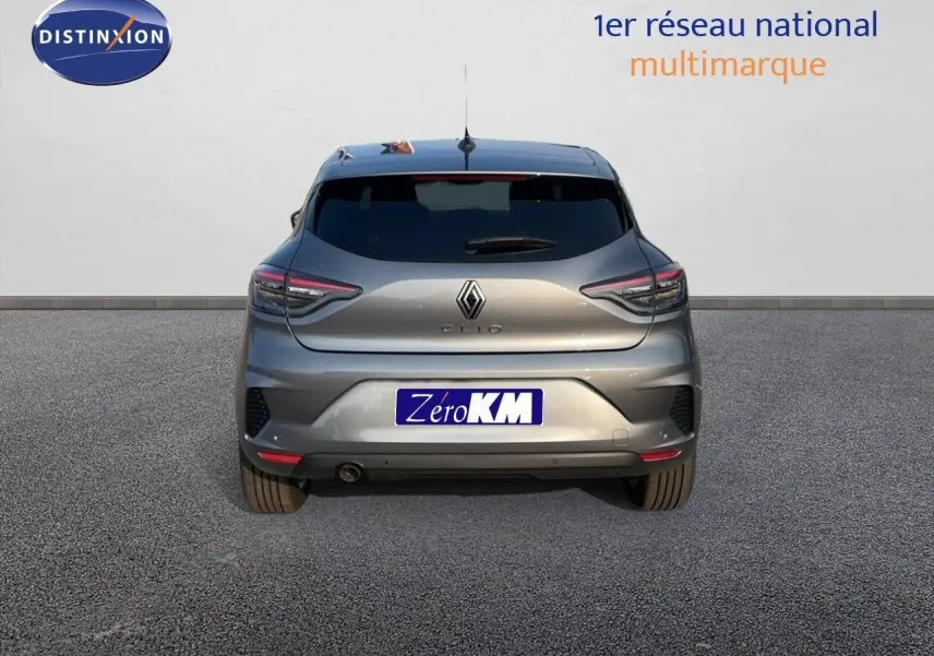 Vue arrière d'une Renault Clio gris schiste métal 2025 avec feux LED et plaque Zero KM visible.