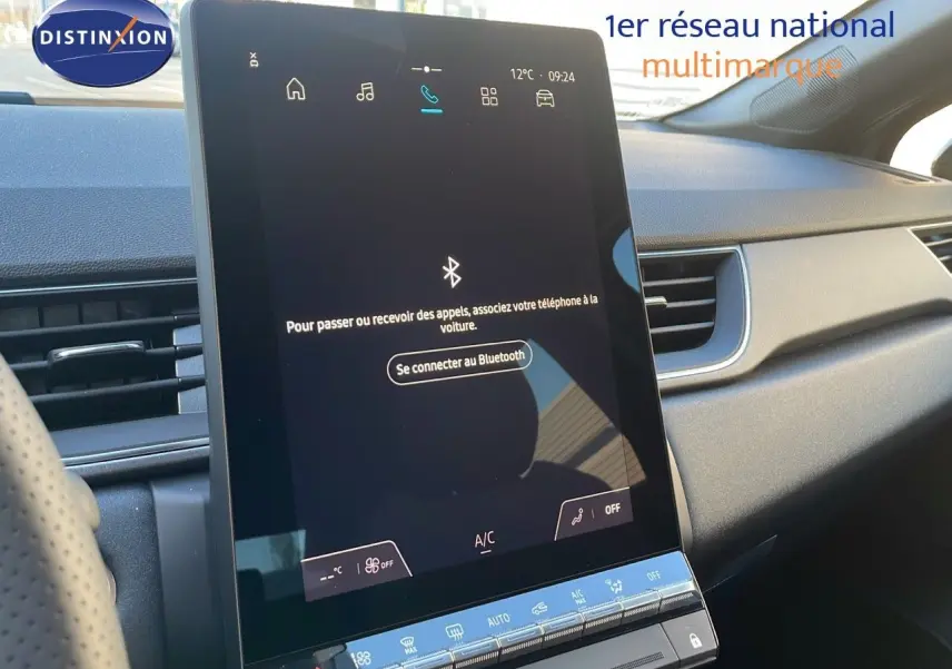 Écran tactile central de la Renault Captur E-Tech gris cassiopée, vue intérieure côté conducteur avec tableau de bord moderne.