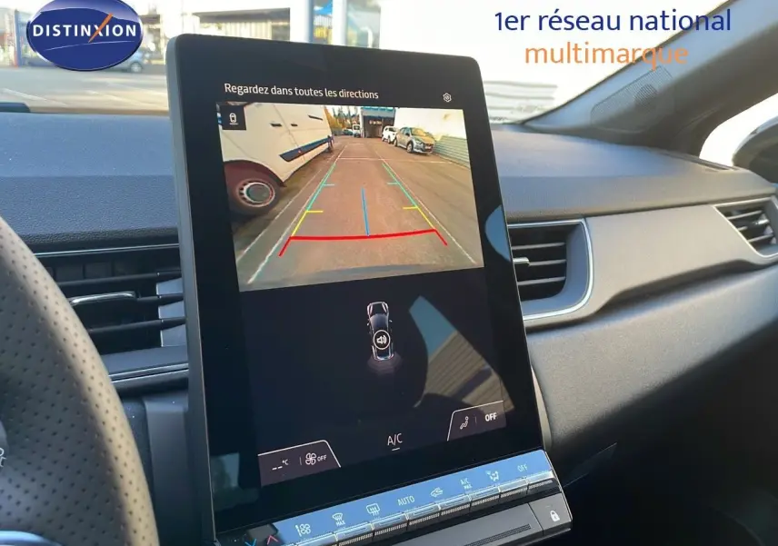 Vue intérieure du tableau de bord du Renault Captur gris Cassiopée Métal 2025 avec écran tactile affichant la caméra de recul.