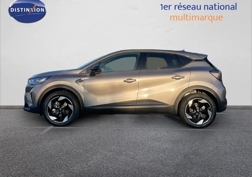 Profil côté gauche du Renault Captur E-Tech hybride 2025 gris cassiopée métal avec jantes noires distinctives.
