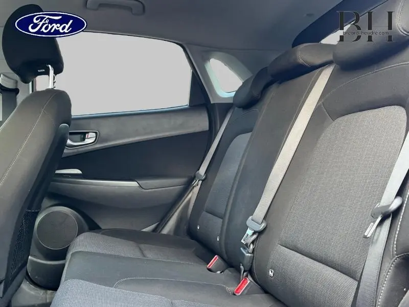 Vue intérieure côté droit des sièges arrière en tissu noir d'une Hyundai Kona 2022 Pulse Red Métal.