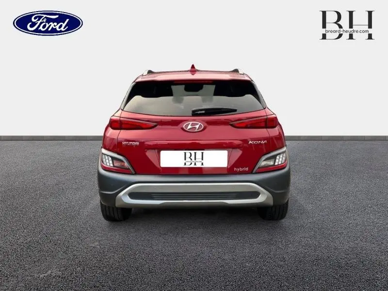 Vue arrière d'un Hyundai Kona 1.6 GDi Hybrid Pulse Red Métal avec logo et feux LED distinctifs.