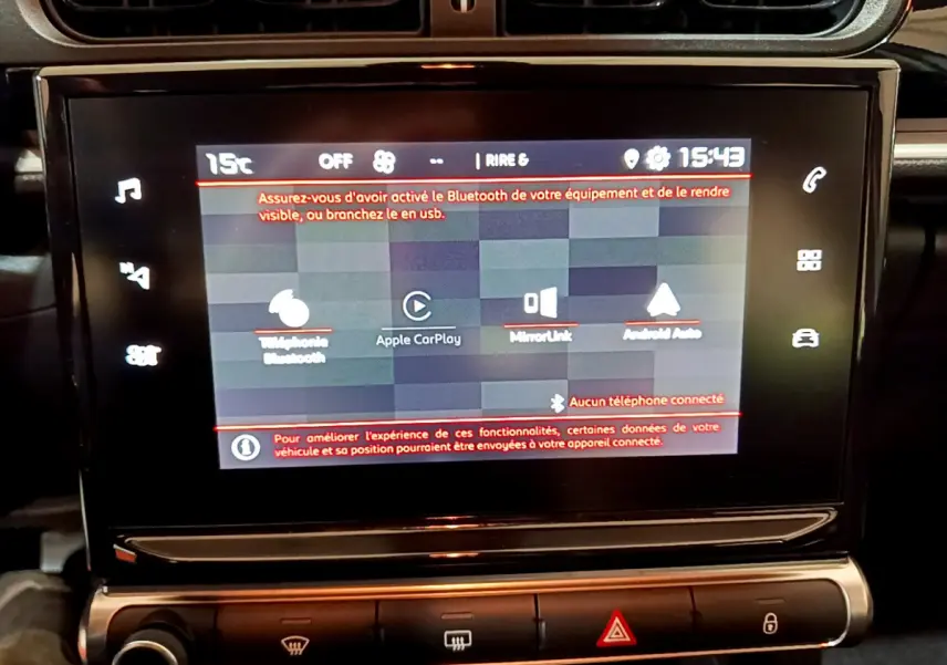 Écran tactile central de la Citroën C3 beige 2022 affichant les options Apple CarPlay et Android Auto.